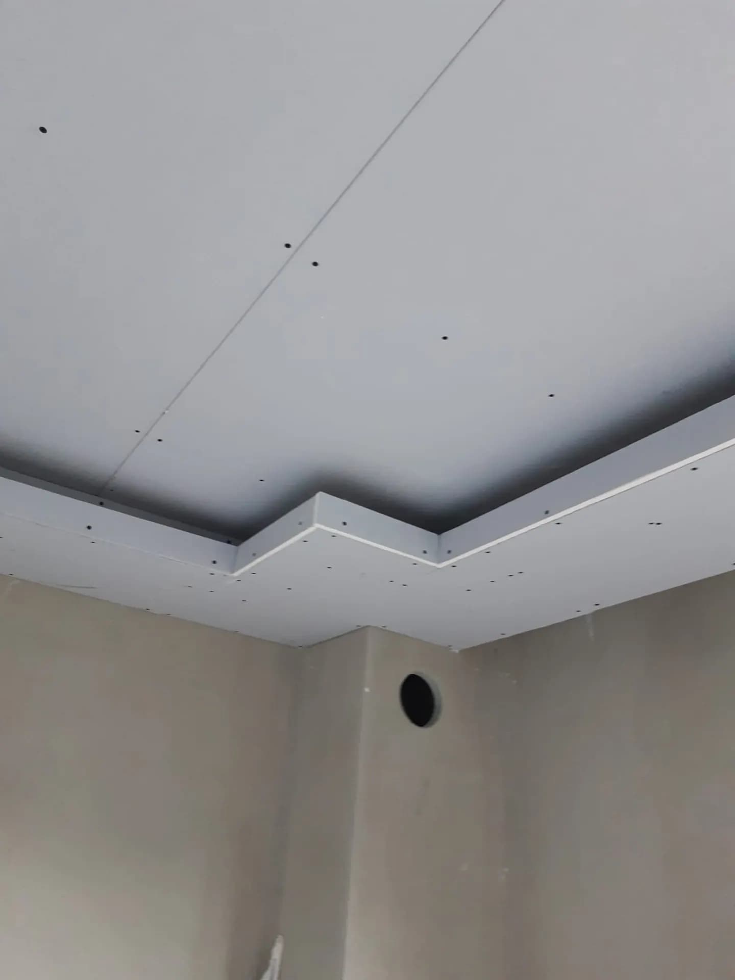 Geometrik çizgileri bulunan alçıpan tavan detayı