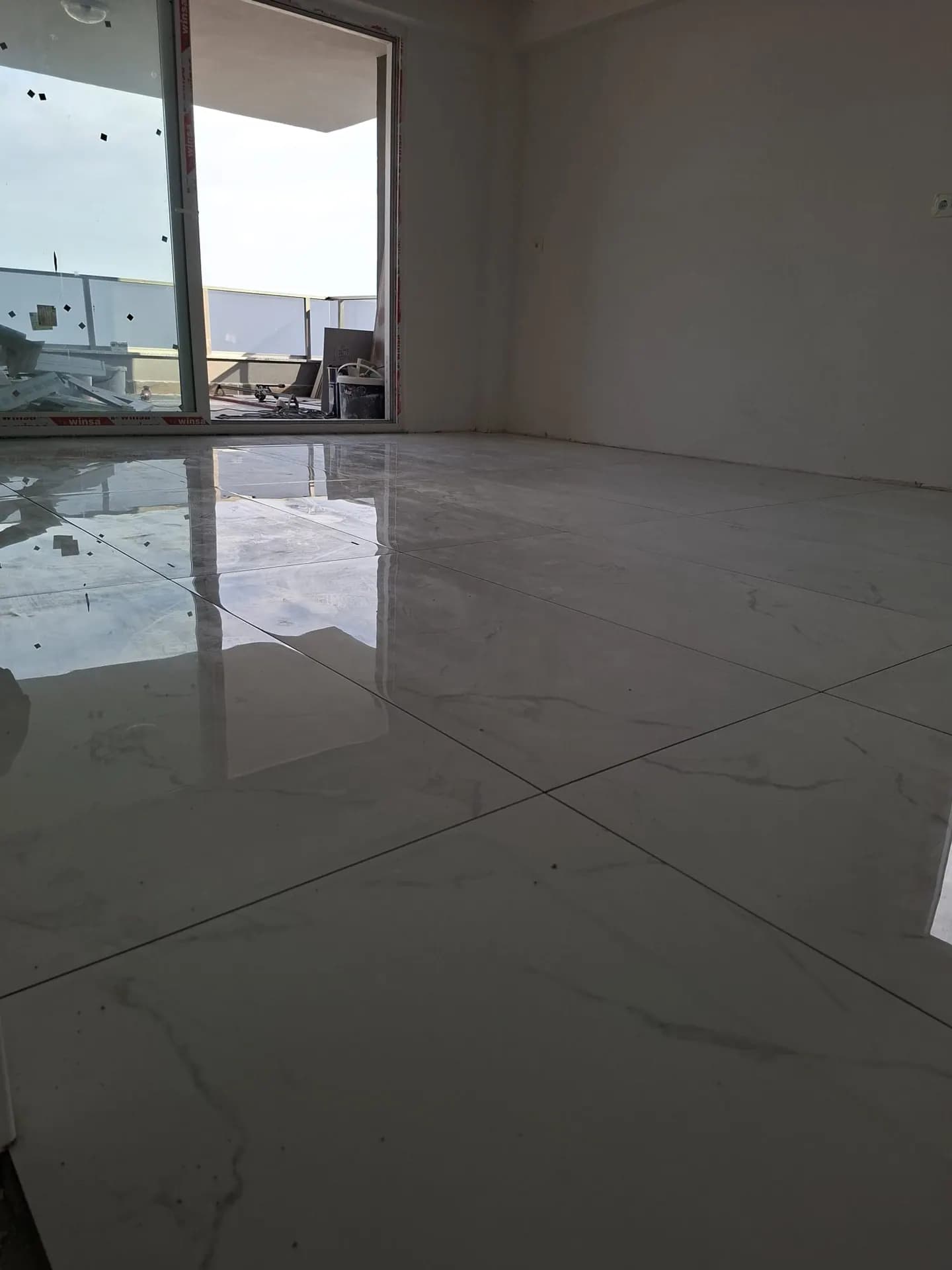 Açık tonlu seramiklerle düzenlenen iç mekân zemini